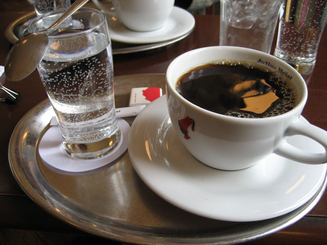 кофе со стаканом воды